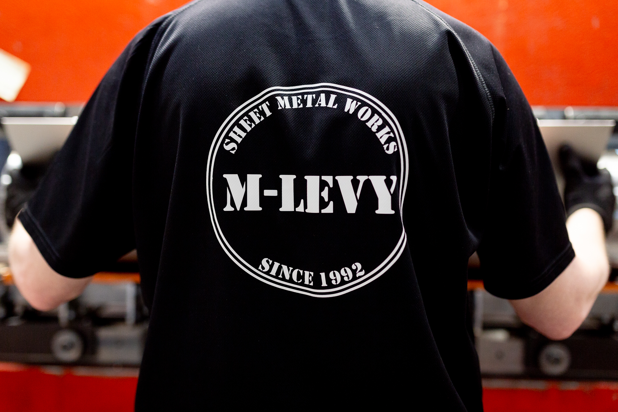 Henkilö työskentelee tehtaalla