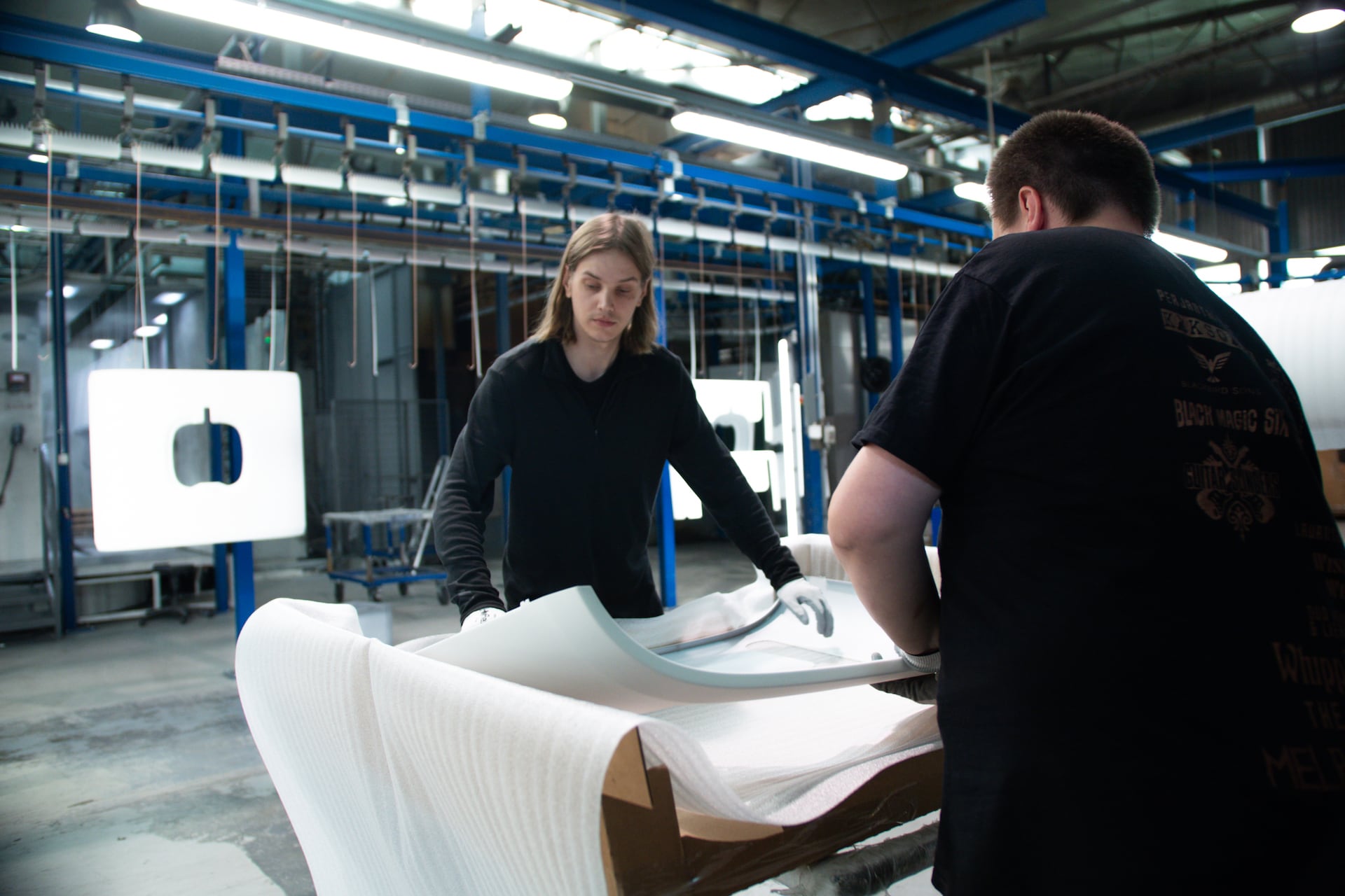 Henkilöitä työskentelee maalaamossa