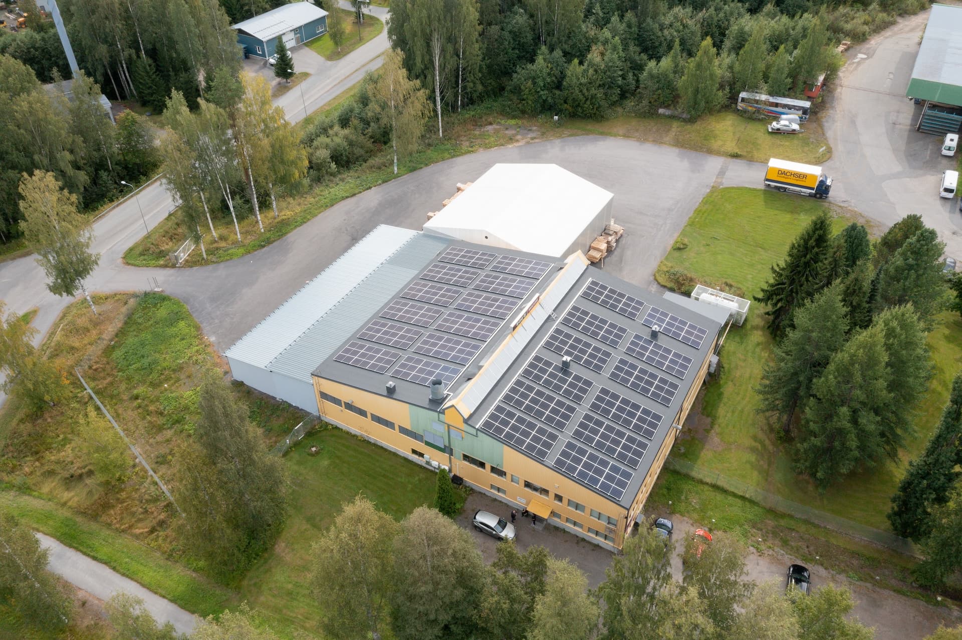 Aurinkopaneelit M-Levyn maalaamon katolla