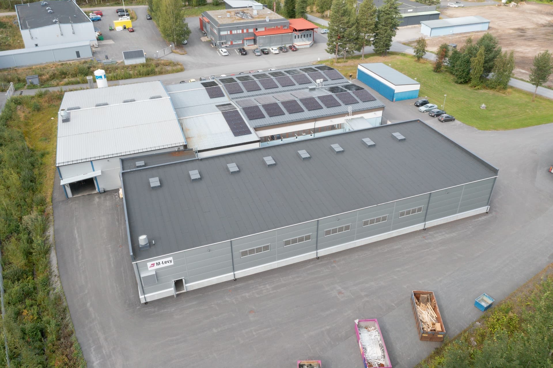 Aurinkopaneelit M-Levyn ohutlevytehtaan katolla